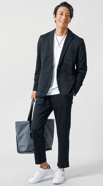 黒のテーラードジャケットとパンツのセットアップに白Tを合わせた夏のきれいめコーデ