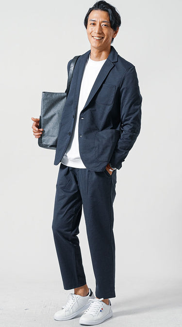 ネイビージャケット×Tシャツコーデ例