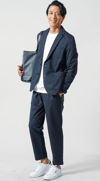 ネイビーパンツとネイビージャケットのコーディネート画像