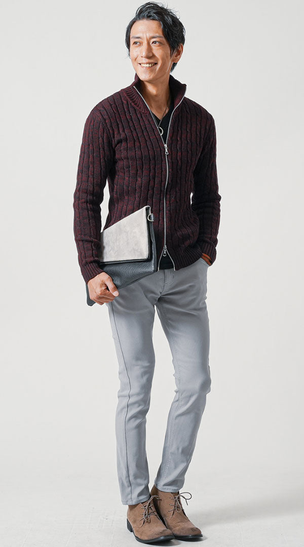 ワインニットとグレースキニーパンツを合わせた50代男性の落ち着いた秋冬コーデ