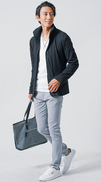 メンズにおすすめのブラック薄手ジャケットと白ニットとグレーパンツの秋コーデ