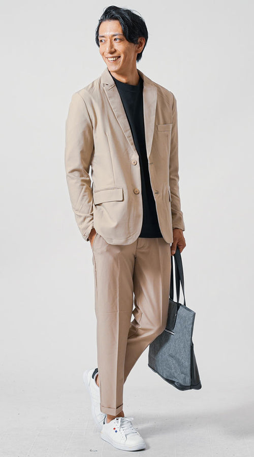 ベージュセットアップジャケット×黒クルーネックTシャツのインナーコーデ