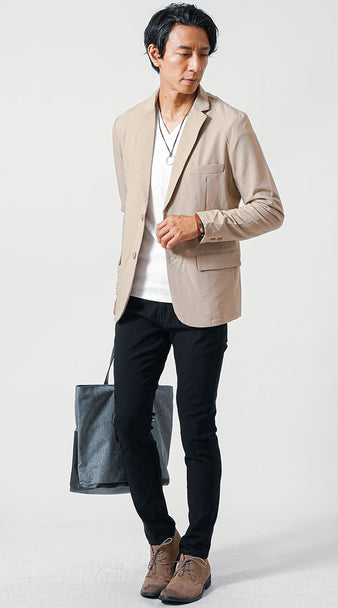 30代メンズの秋におすすめのベージュジャケットと黒パンツを使ったきれいめカジュアルコーディネート