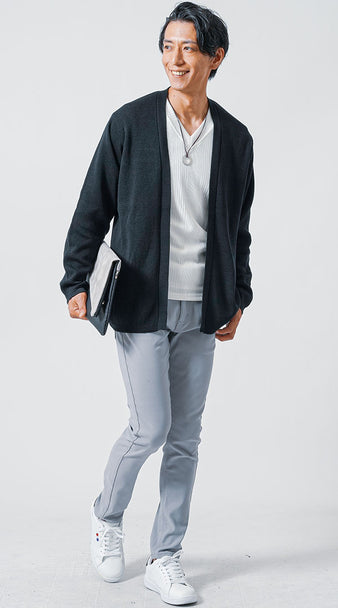 メンズにおすすめの10月上旬向けミラノリブカーディガンと白インナーのモノトーンコーデ
