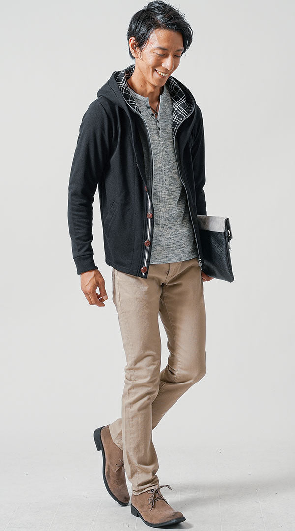 40代メンズにおすすめの黒パーカーとベージュパンツで作る秋の清潔感ある休日コーディネート