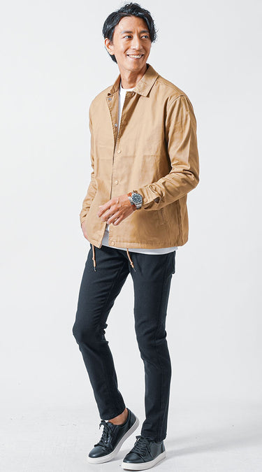 黒パンツに合う色のトップスと組み合わせた黒パンツのメンズコーデ例