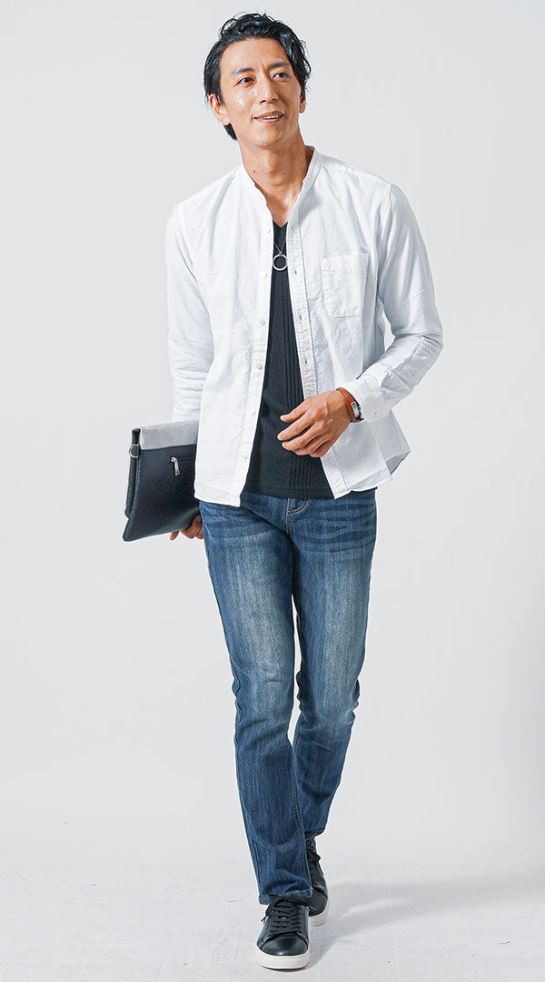 50代メンズにおすすめの黒スニーカーと白シャツを合わせた清潔感あるデニムの休日コーディネート