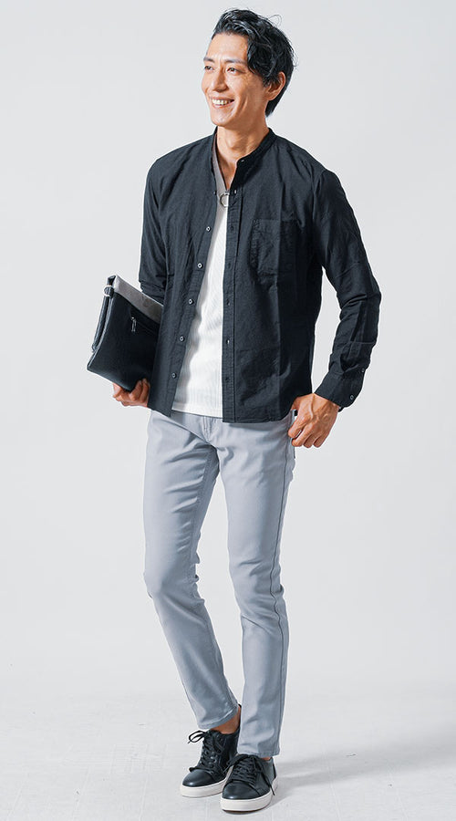 メンズにおすすめの黒シャツとライトグレーパンツの春夏ちょいワルコーデ