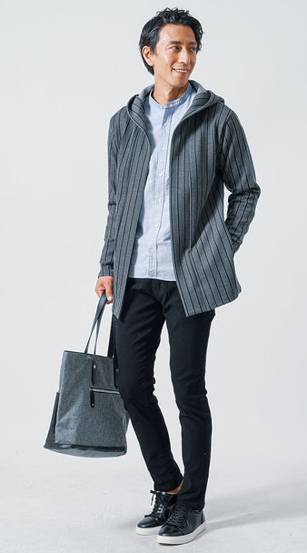 メンズのフード付きカーディガングレーシャツ黒パンツコーデ