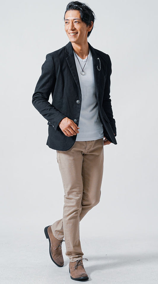 黒テーラードジャケット　白長袖Ｔシャツ　ベージュチノパンツ　ベージュブーツ　snp_ml0357