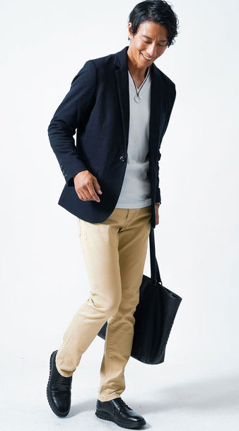 メンズにおすすめの黒スニーカーとベージュパンツのダサく見えないきれいめコーデ