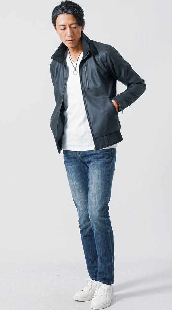 メンズにおすすめのジーンズに白スニーカーとレザージャケットを合わせた秋コーデ