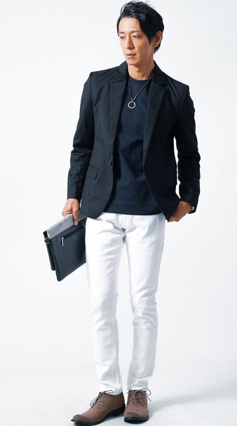 メンズにおすすめのブラック薄手ジャケットと黒Tと白パンツの秋コーデ