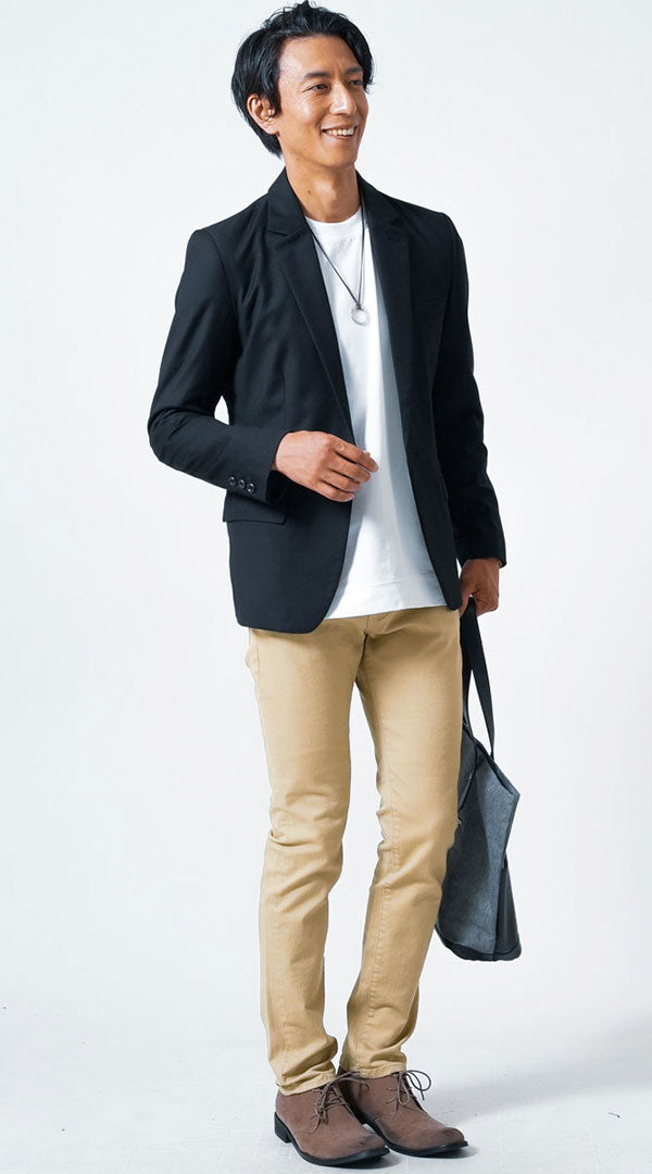 黒ジャケットとベージュスキニーパンツを合わせた50代男性の軽快なカジュアルコーデ
