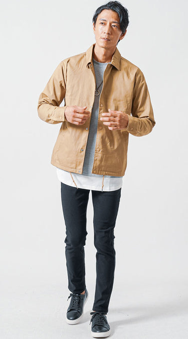 黒パンツに合う色のトップスと組み合わせた黒パンツのメンズコーデ例