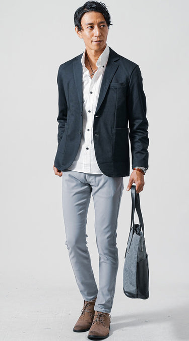 大人の男性にふさわしい自然なカッコ良さがある紺のジャケット×グレーズボンコーデ例