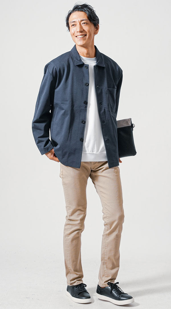 50代メンズにおすすめの黒スニーカーとベージュパンツを合わせた旅行向けコーディネート