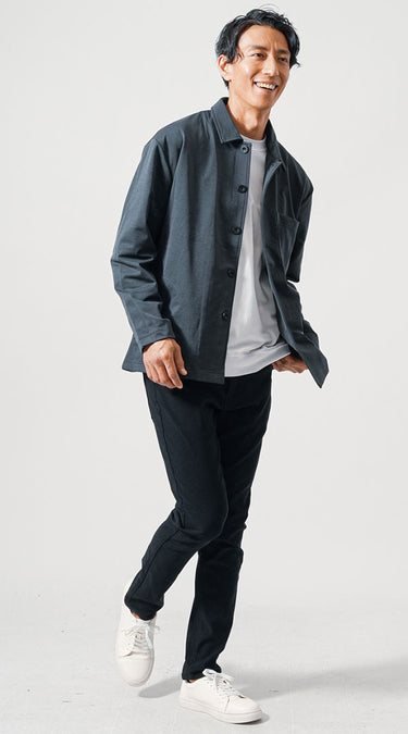 チャコールのカバーオールジャケットと黒色のテーパードチノパンのコーデ