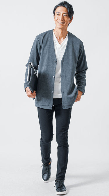 VネックTシャツとカーディガンのコーディネート画像