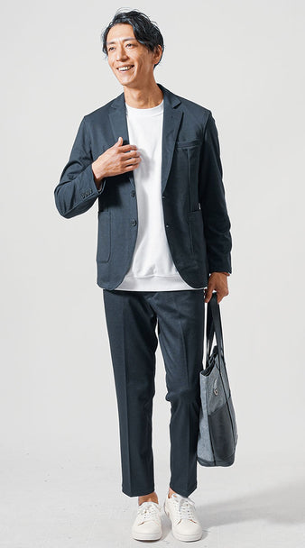 40代メンズの秋デートにおすすめのネイビージャケット・スラックス・白スニーカーのコーディネート