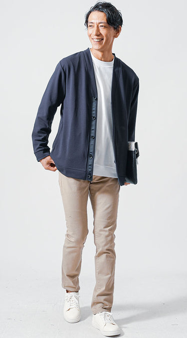 丸首Tシャツとカーディガンのコーディネート画像