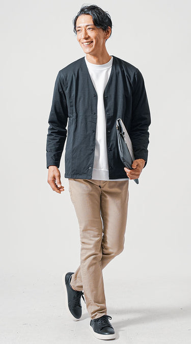 Vネックカーデに白クルーネックTシャツを合わせてベージュチノパンをはいたコーデ