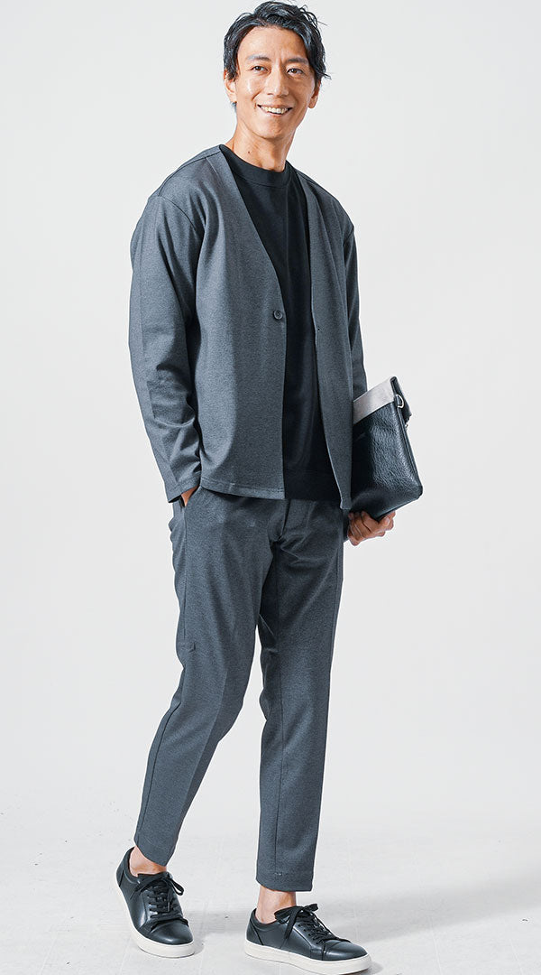 50代メンズにおすすめの黒スニーカーとダークカラーセットアップの通勤コーディネート