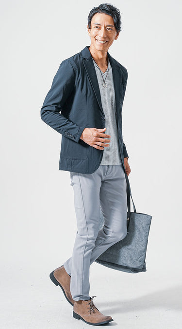 グレーチノパンツのおしゃれなコーデ例