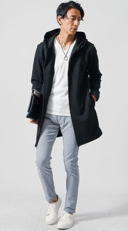 黒ロングパーカーのメンズコーデ例