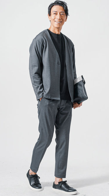 メンズにおすすめのグレーセットアップのコーデ例