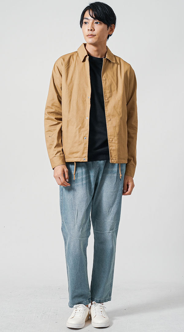 メンズにおすすめのワイドデニムをはいた男性