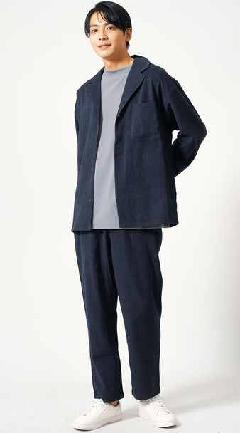 ネイビーセットアップにグレーTシャツを合わせた落ち着いたカジュアルコーディネート