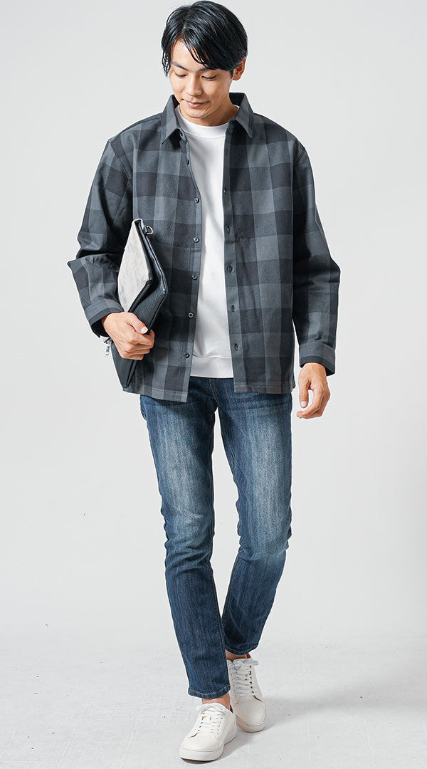 20代】黒シャツ 白Tシャツ ネイビーデニムパンツ 白スニーカー