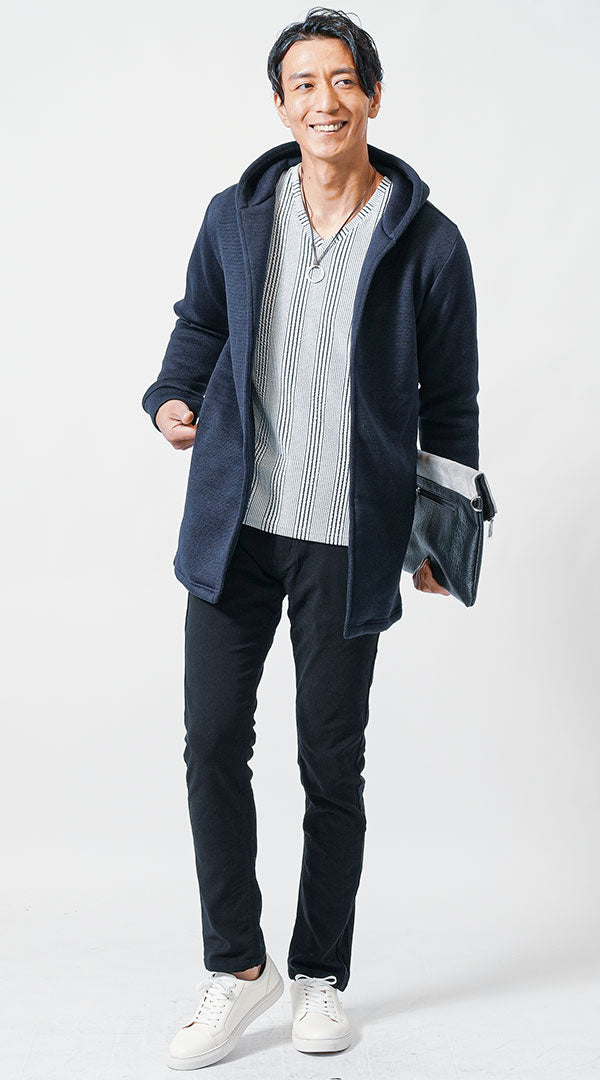 メンズの気温23度におすすめのネイビーフードジャケットと白パンツの春秋コーデ