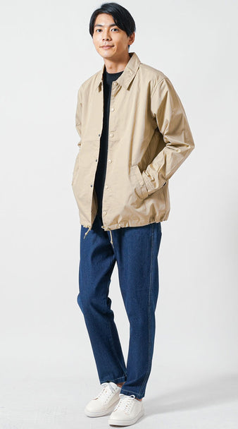 メンズのベージュコーチジャケットを使った秋服コーデ 高校生大学生向け