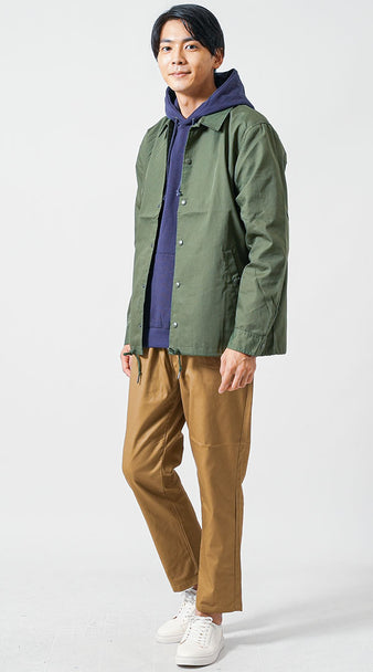 メンズにおすすめのコーチジャケットとネイビーパーカーを合わせたストリートコーデ