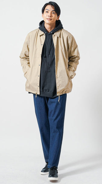 メンズにおすすめの黒パーカーとベージュジャケットを合わせた秋のカジュアルコーデ