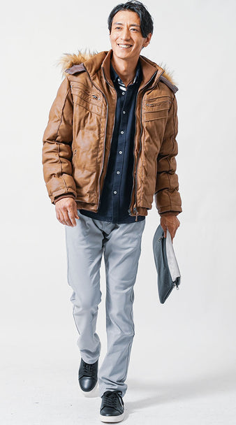 50代におすすめ|ブラウンアウター×グレーパンツの若々しい冬コーデ。グレーのズボンに合う服を使ったメンズコーデ