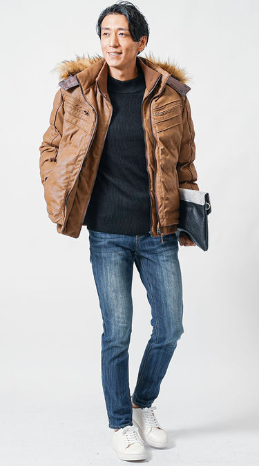 ダウンジャケットにハイネックを合わせると大人のカジュアルコーデに