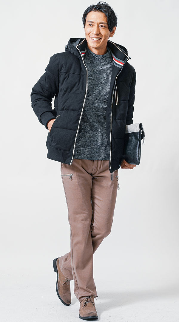 黒中綿ジャケット　グレーハイネックニット　ベージュチノパンツ　メンズ コーデ 40代 50代 男性 人気 冬 に合う おすすめ 着こなし おしゃれ かっこいい