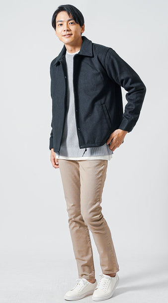 20代メンズにおすすめの黒コーチジャケットとベージュチノパンを合わせた秋服コーデ