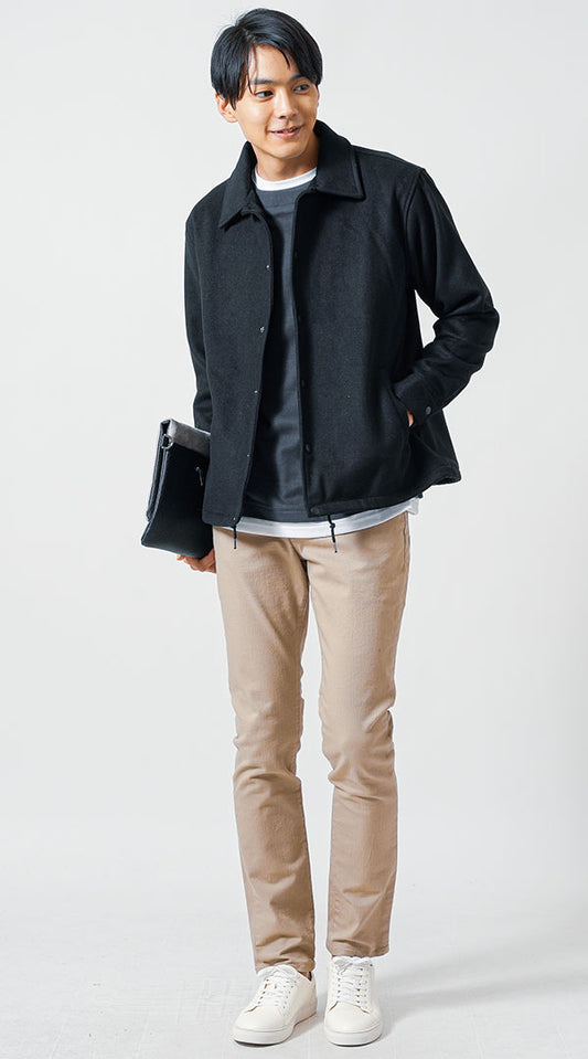 【20代】黒ジャケット　チャコールTシャツ　ベージュチノパンツ　白スニーカー　snp_mq2285