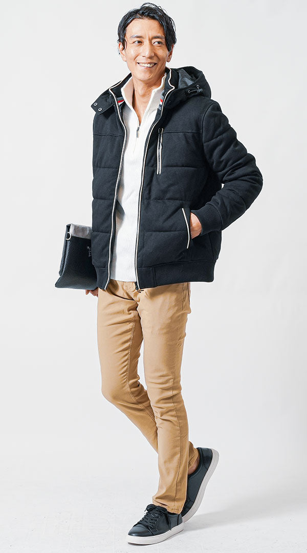 黒中綿ジャケット　白ハーフジップニット　ベージュチノパンツ　メンズ コーデ 40代 50代 男性 人気 冬 に合う おすすめ 着こなし おしゃれ かっこいい