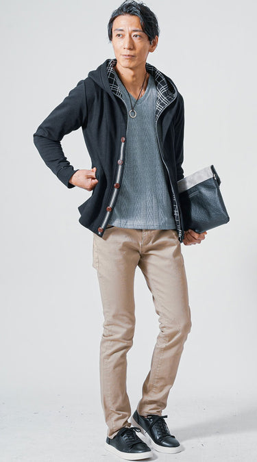 グレーニットのメンズコーディネート例