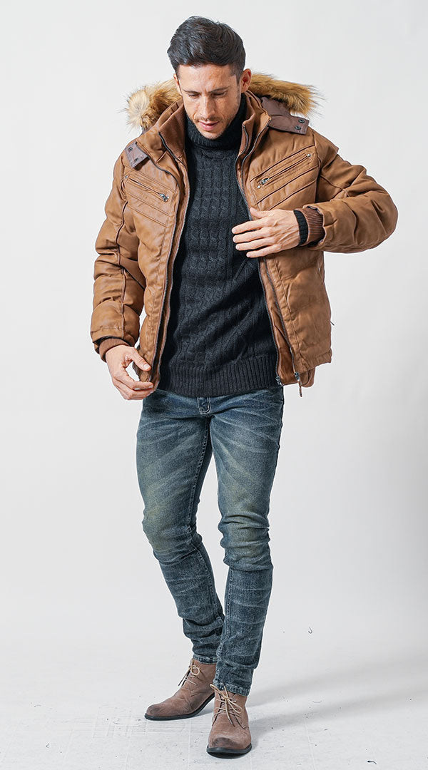 がっちり体型メンズにおすすめの黒タートルネックとキャメル色ジャケットの冬コーディネート例