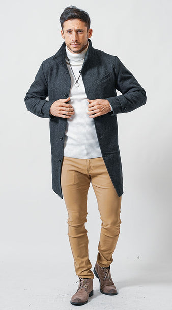 メンズにおすすめのチャコールコートと白タートルのマッチョ体型コーデ