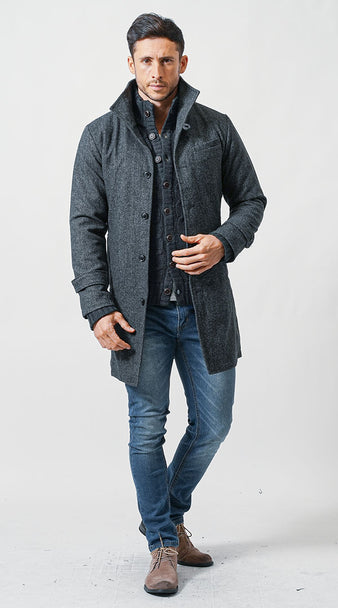 メンズにおすすめのがっちり体型向けロングコートとデニムの冬コーデ