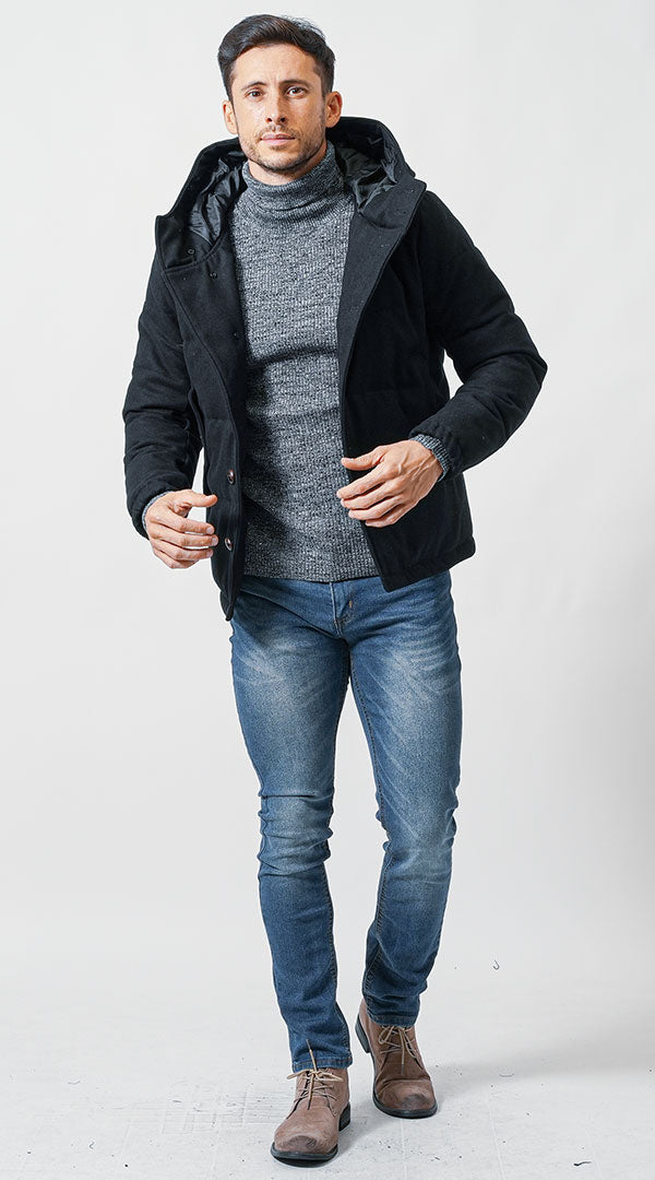 メンズにおすすめのがっちり体型向けウールダウンジャケットコーデ（ブラック×タートルネック×デニム）