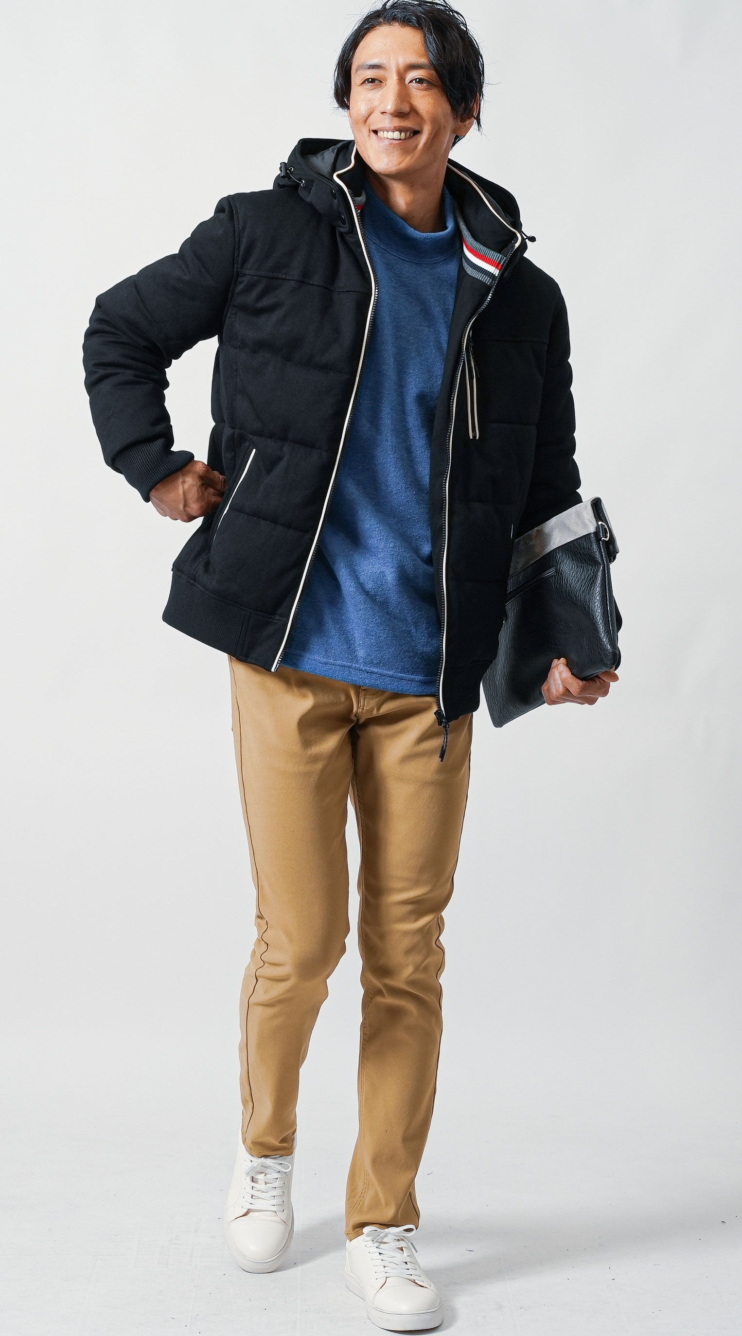 黒中綿ジャケット　ブルーハイネックニット　ベージュチノパンツ　メンズ コーデ 40代 50代 男性 人気 冬 に合う おすすめ 着こなし おしゃれ かっこいい