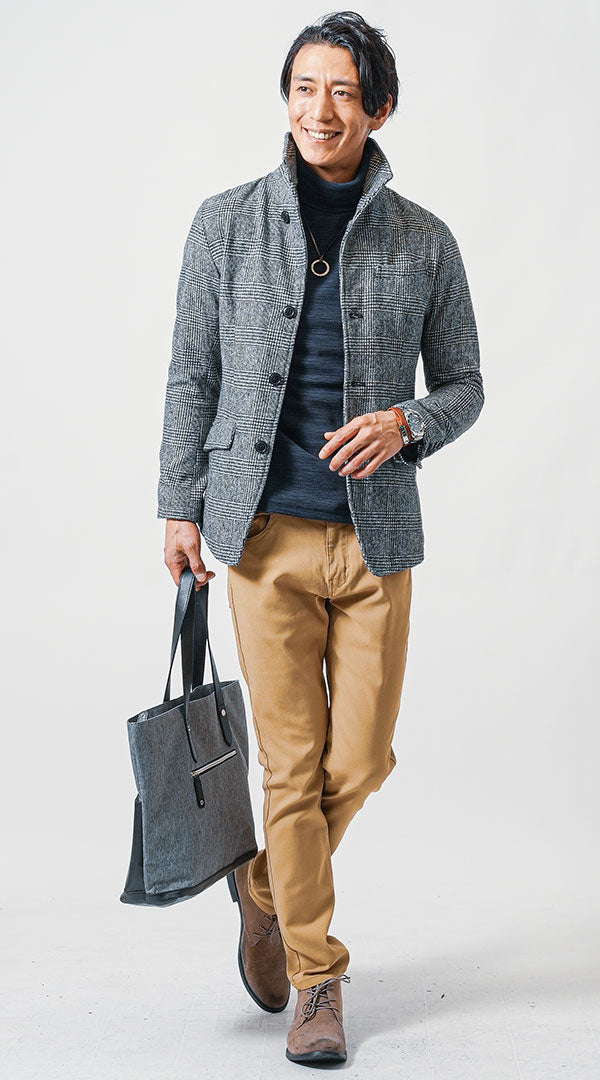 グレンチェックジャケット　杢ネイビータートルTシャツ　ベージュパンツ　メンズ コーデ 40代 50代 男性 冬 に合う おすすめ 着こなし おしゃれ かっこいい 人気